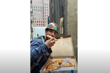 شاهد بالفيديو... أغرب طريقة لتوصيل البيتزا في العالم