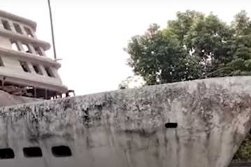 شاهد بالفيديو.. مزارع هندي يقضي أكثر من 13 عاماً في بناء نسخة مشابهة لسفينة تيتانيك