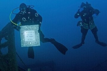 شاهد بالفيديو... أخطبوط عملاق يقوم بخنق غواصً على عمق 40 قدماً تحت الماء