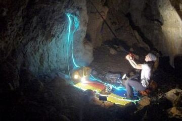 شاهد بالفيديو... ظهور رياضية إسبانية بعد عزلة 500 يوم في كهف تحت الأرض