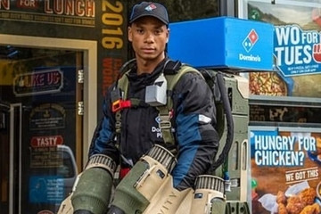 شاهد بالفيديو... مطعم بيتزا يبتكر طريقة لتوصيل الطلبات بإستخدام البدلة النفاثة