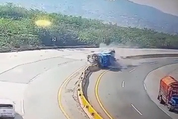 شاهد بالفيديو... قتلى وجرحى في حادث مرعب لإنقلاب حافلة في باكستان