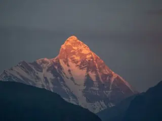 اكتشاف بحيرة "عكس الجاذبية" في جبال الهيمالايا عام 2026!