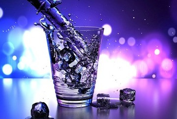 دراسات حديثة تؤكد أن كمية المياه التي يحتاجها الإنسان هي 8 أكواب يومياً