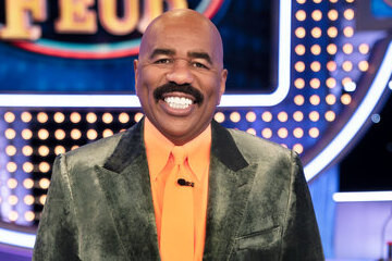 الممثل الكوميدي ستيف هارفي يتفاعل مع خبر وفاته بطريقة كوميدية