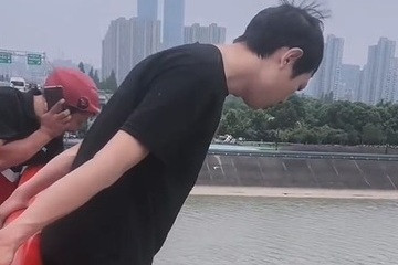 شاهد بالفيديو... لحظة قفز عامل صيني من أعلى جسر لإنقاذ امرأة من الغرق