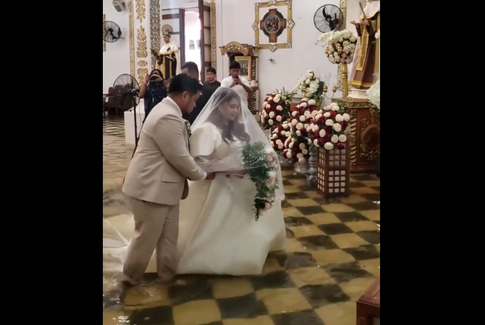 بالفيديو.. حفل زفاف وسط مياه الفيضانات في الفلبين