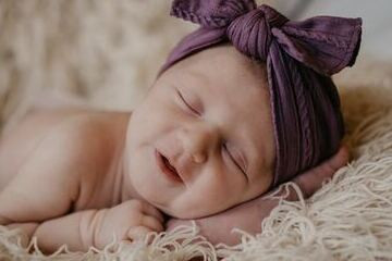 لماذا يبتسم الرضيع في أثناء النوم؟