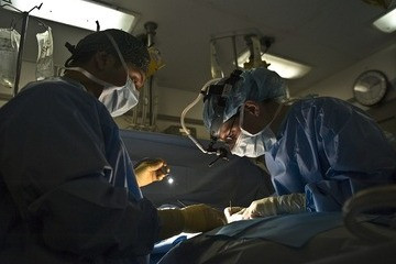 شاهد بالفيديو... إجراء عملية جراحية لدماغ جنين في رحم أمه