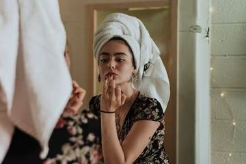 9 عادات تجميلية خاطئة تضر البشرة أكثر مما تعتقدين