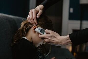 متى يكون ارتفاع درجة الحرارة خطير عند الأطفال؟