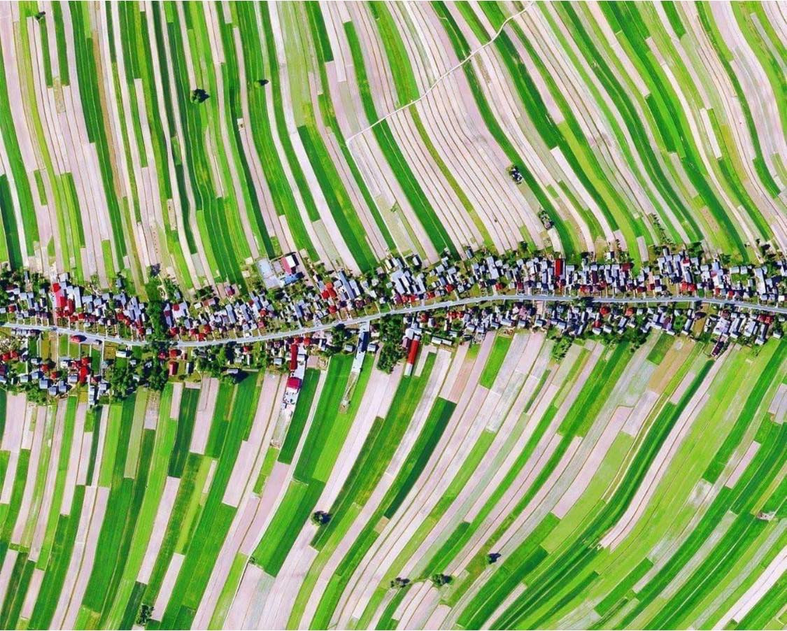 شاهد بالصور والفيديو... قرية بولندية يتجمع كل سكانها حول شارع واحد